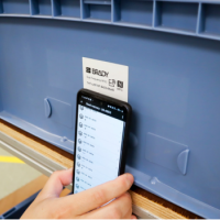 Smartphone met NFC om gegevens te lezen en te schrijven.