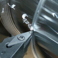 PCD-snijplaat met actieve spaanbreker IC-plus tijdens draaien van aluminium met zaagdiepte 2,0 mm.