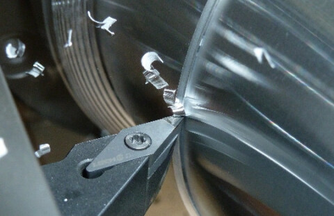 PCD-snijplaat met actieve spaanbreker IC-plus tijdens draaien van aluminium met zaagdiepte 2,0 mm.