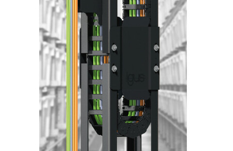 De GLV geleidegoot garandeert een veilige energietoevoer voor verticale toepassingen zoals op hoge magazijnstellingen. (Bron: igus B.V.)